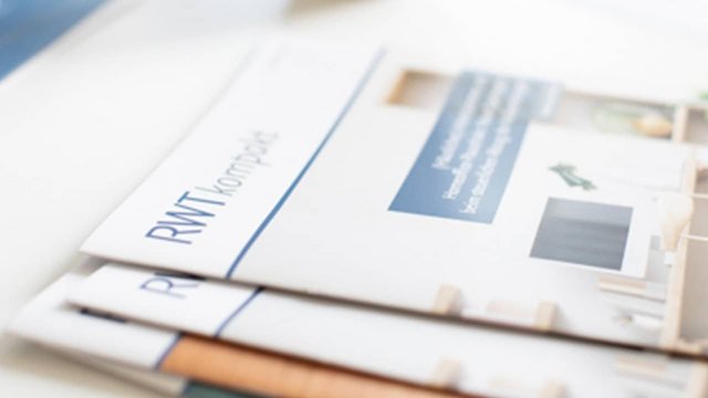 Aktuelle Ausgaben des Magazins RWTkompakt liegen auf einem Tisch