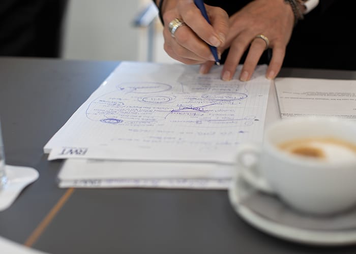RWT_Studenten_Abschlussarbeit_Frauenhaende schreiben auf Notitzblaetter